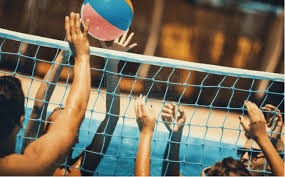 前锋远射破门，全场欢呼